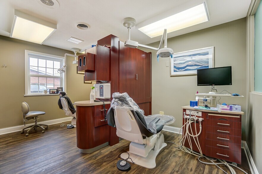 More Photos Of 1010-1090 N Market St, Troy Medical For Lease