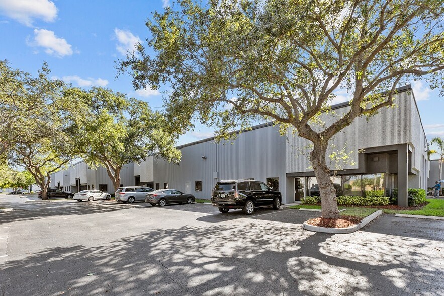 More Photos Of 409-473 Goolsby Blvd, Deerfield Beach Warehouse For Lease