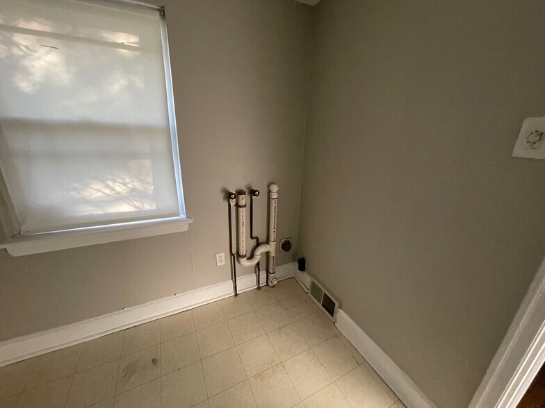 More Photos Of 2745 Orange Ave NE, Roanoke Office For Sale