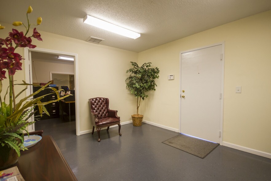 More Photos Of 315 Industrial Rd, Summerville Warehouse For Lease