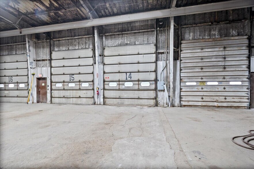 More Photos Of 310 W 162nd St, South Holland Manufacturing For Lease