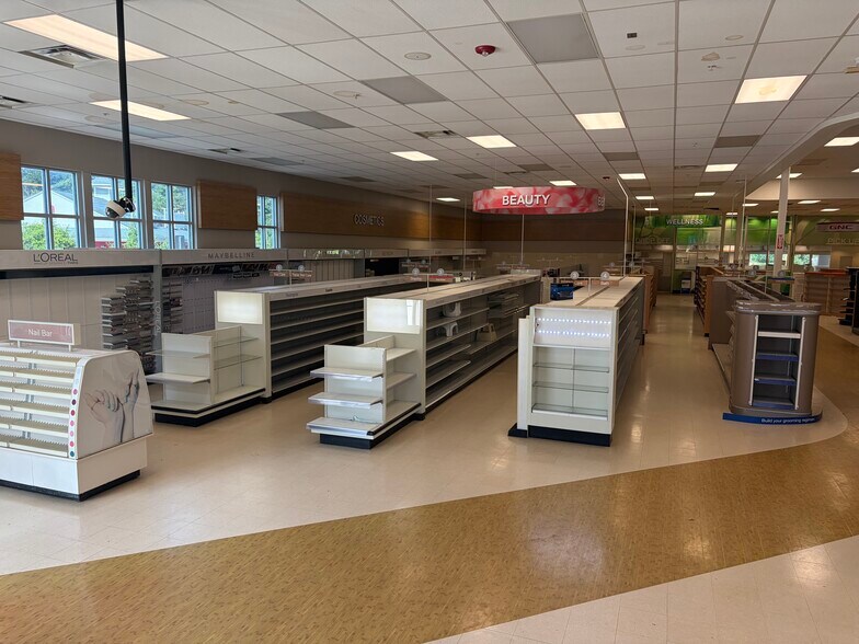 More Photos Of 52 Rockingham Rd, Derry Drugstore For Lease
