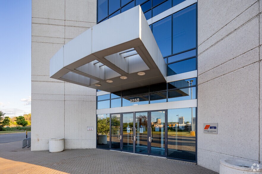 More Photos Of 2250 Boul Alfred-Nobel, Montréal Office For Lease