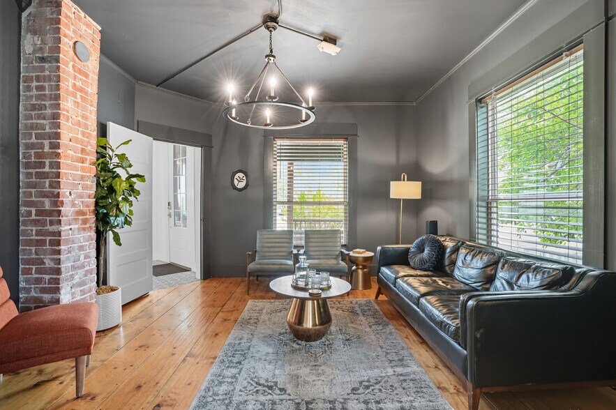 More Photos Of 924 S Main St, Broken Arrow Showroom For Sale