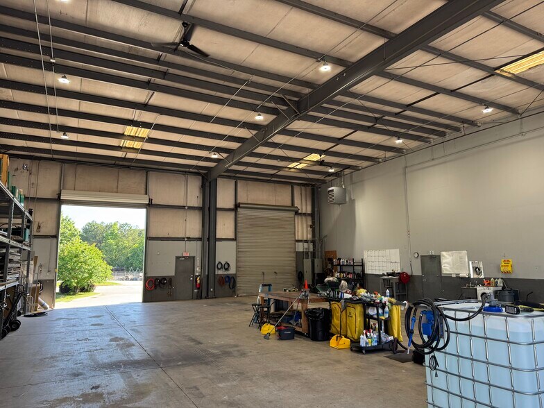 More Photos Of 118 Park West Dr, McDonough Showroom For Lease