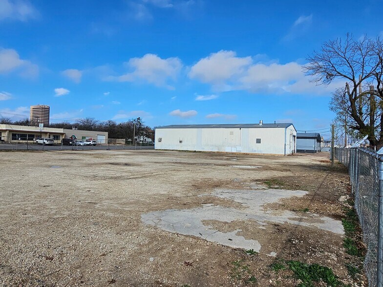 More Photos Of 757 S Treadaway Blvd, Abilene Distribution For Lease