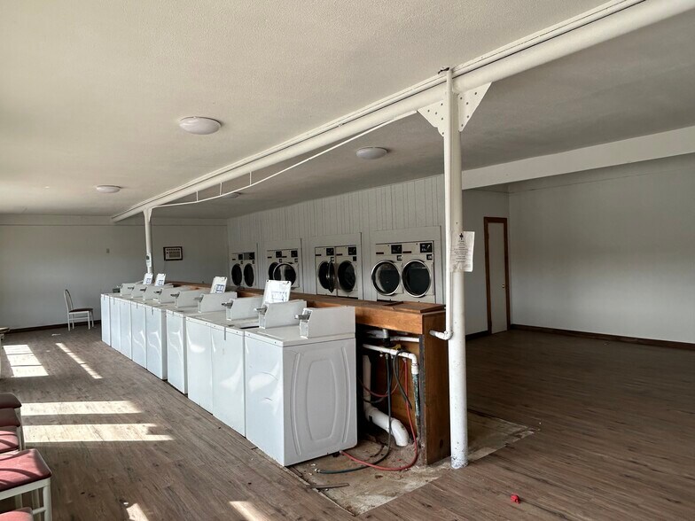 More Photos Of 6421 State Highway 31 E, Murchison Storefront For Sale