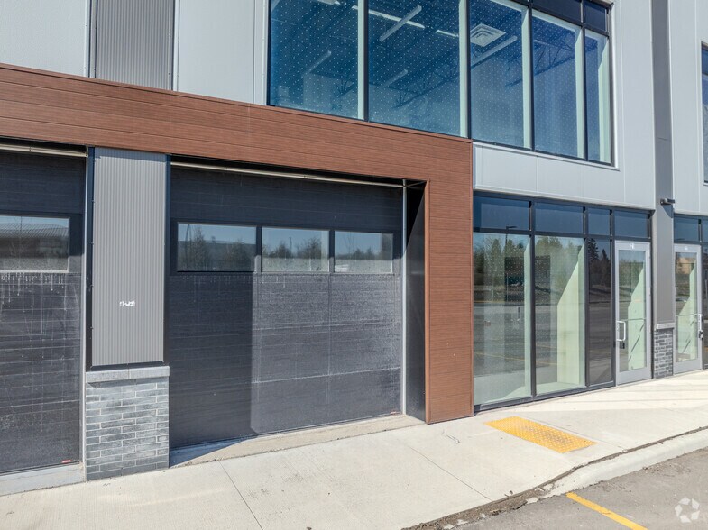 More Photos Of 585 Hanlon Creek Blvd, Guelph Showroom For Lease