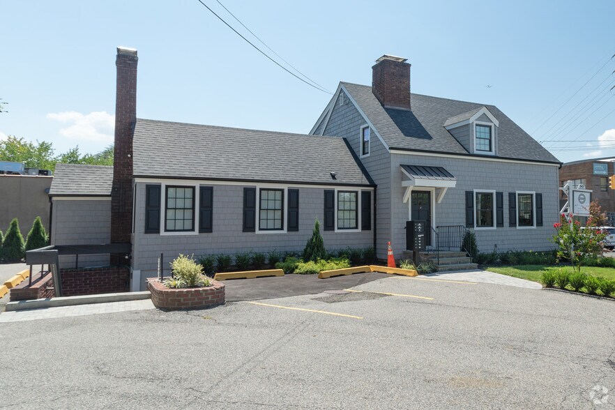 More Photos Of 90 Glen Cove Rd, Greenvale Freestanding For Lease