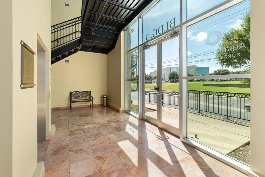 More Photos Of 2200 Park Bend Dr, Austin Office For Sale