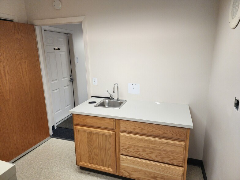 More Photos Of 48247 Hills St, Oakridge Office For Sale