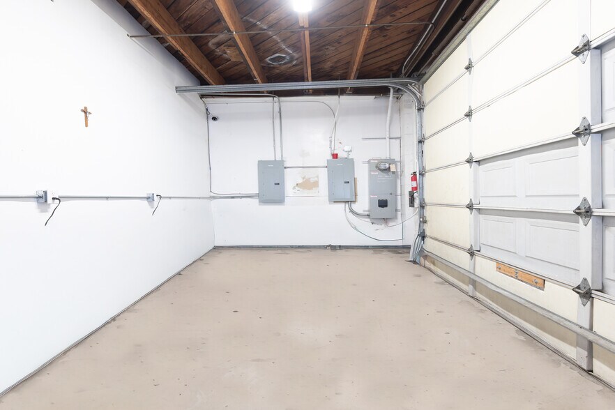 More Photos Of 7725 Deering Ave, Canoga Park Warehouse For Sale