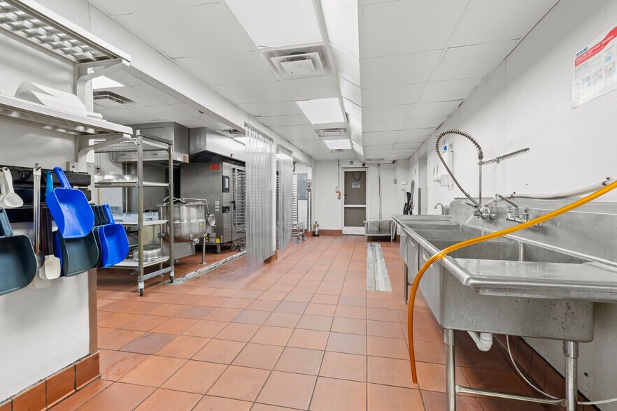 More Photos Of 1250-1264 SW Biltmore St, Port Saint Lucie Warehouse For Sale