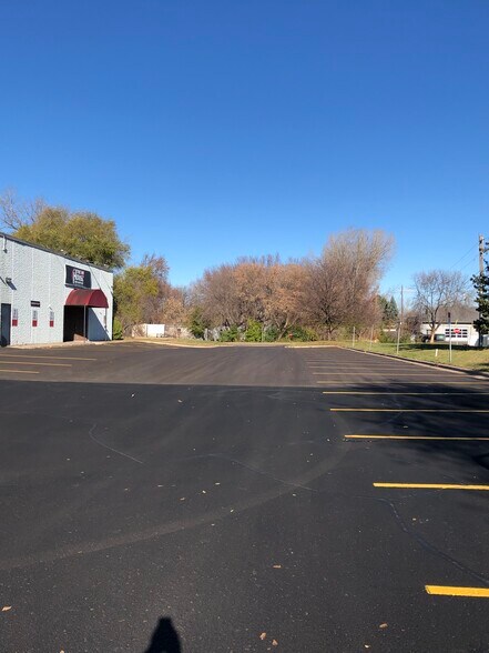 More Photos Of 300 S Owasso Blvd E, Little Canada Showroom For Lease