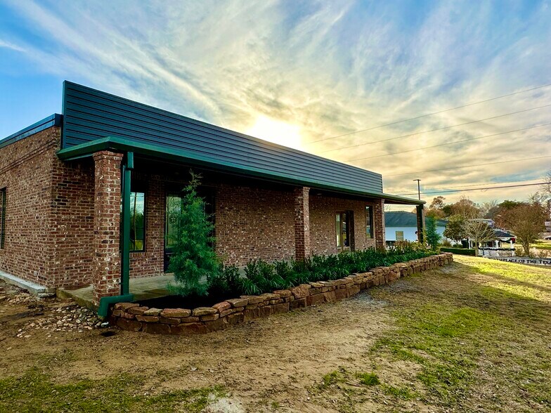More Photos Of 21499 Eva St, Montgomery Office For Lease