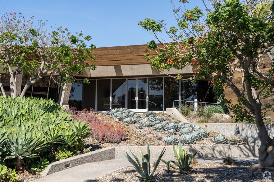 More Photos Of 2051 Palomar Airport Rd, Carlsbad Research And Development For Lease