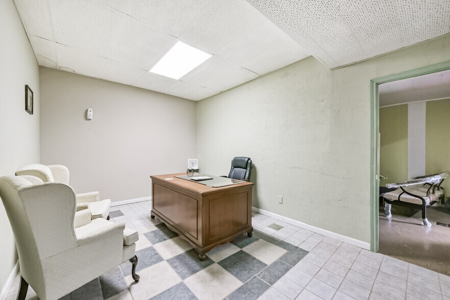 More Photos Of 130 S 4th St, La Porte General Retail For Sale