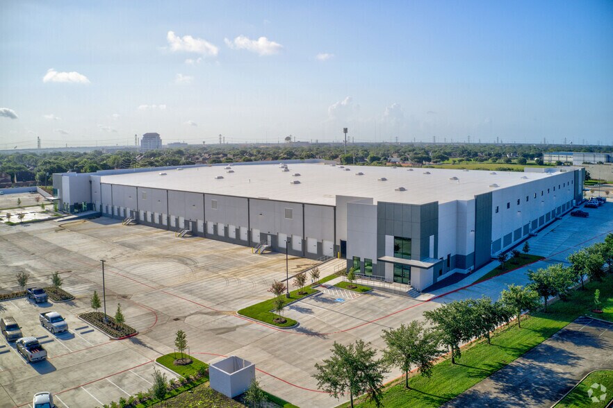 More Photos Of 12520 W Airport Blvd, Sugar Land Distribution For Lease