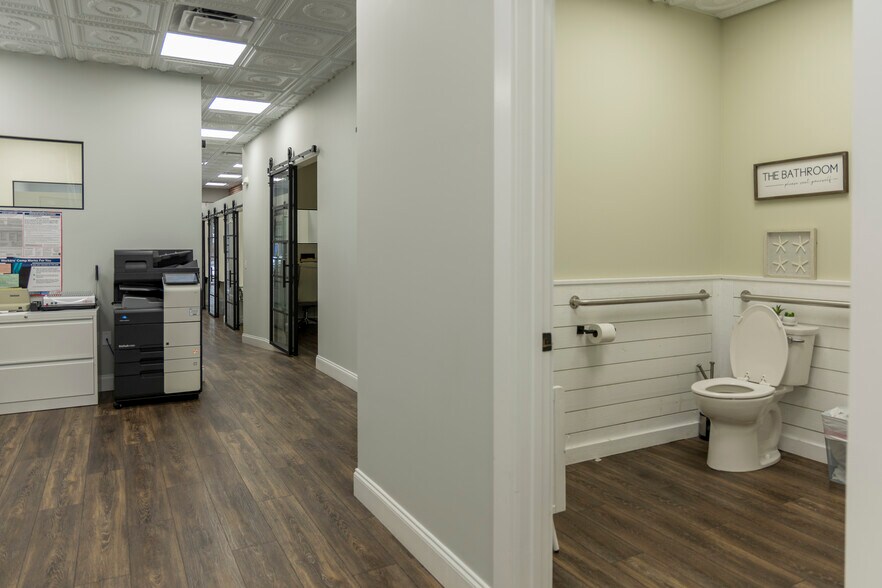 More Photos Of 1433 Main St, Sarasota Storefront For Lease