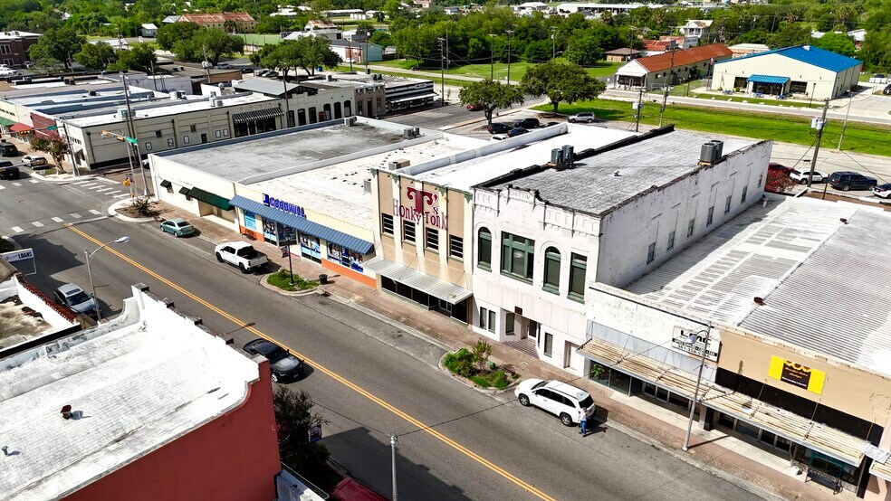 More Photos Of 209 N Washington St, Beeville Bar For Sale