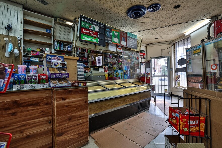 More Photos Of 3235-3245 Woodburn Ave, Cincinnati Storefront For Sale