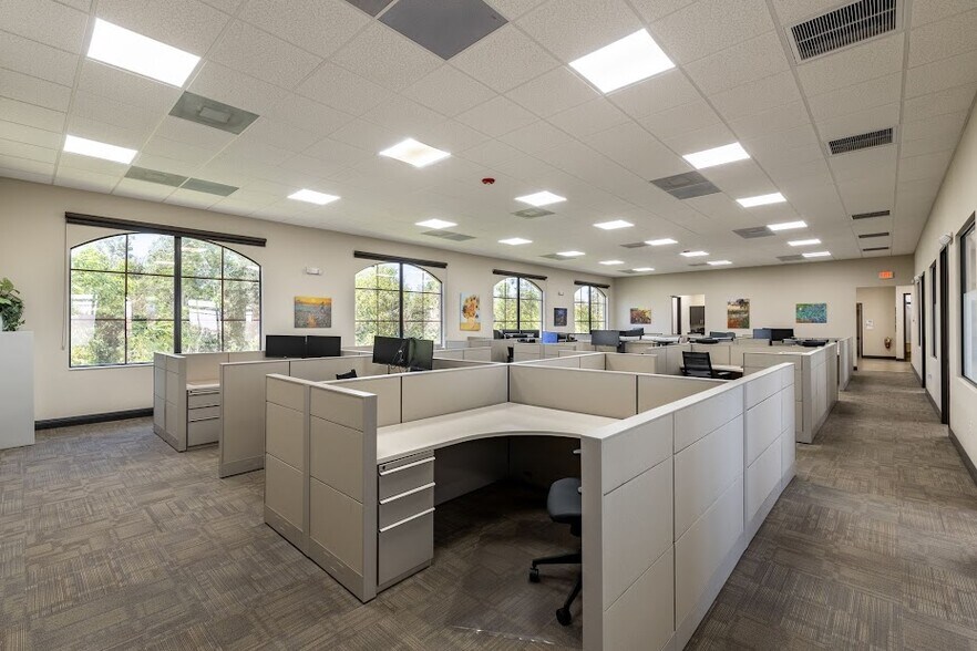 More Photos Of 422 NE 2nd Pl, Cape Coral Office For Lease