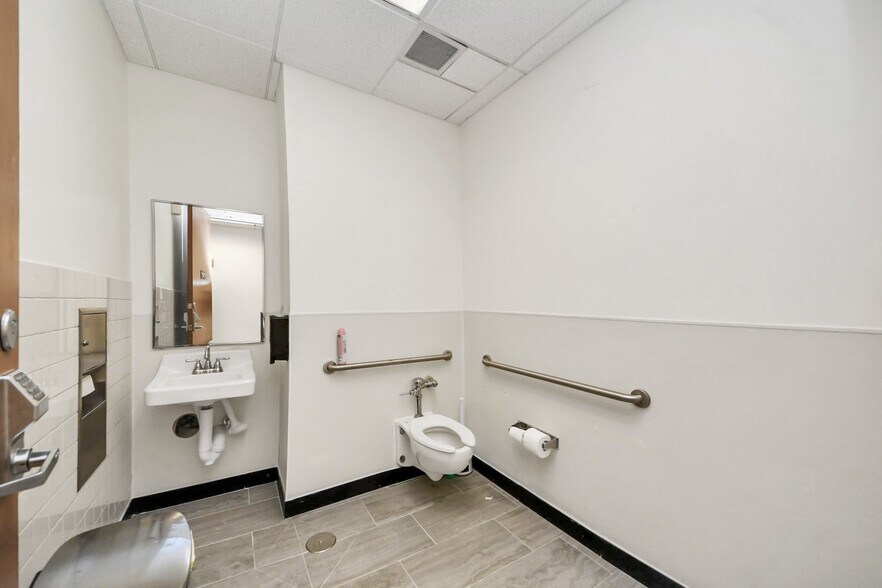 More Photos Of 7012 Barker Cypress Rd, Cypress Office For Sale