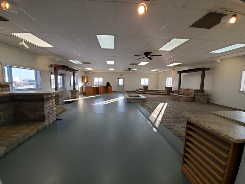 More Photos Of 1804 N Towanda Barnes Rd, Bloomington Flex For Lease