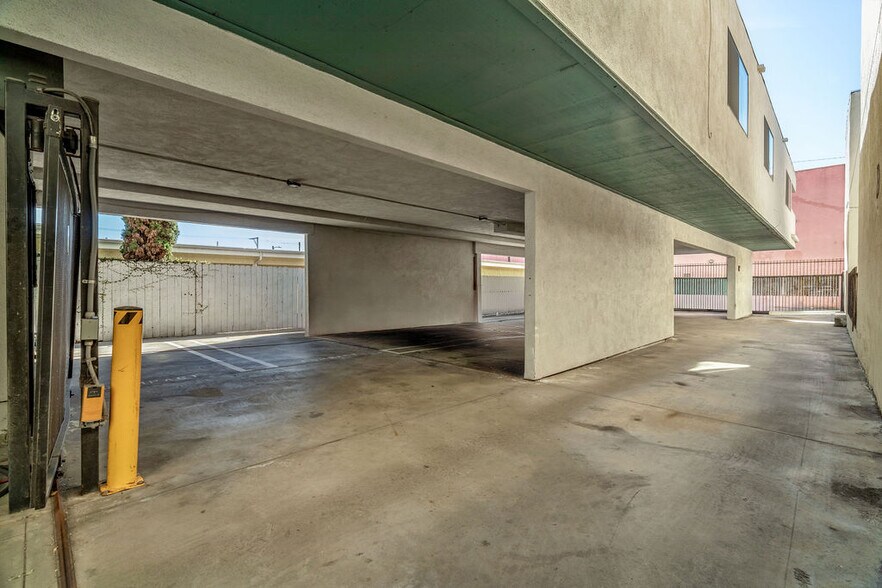 More Photos Of 4724 W 173rd St, Lawndale Apartments For Sale