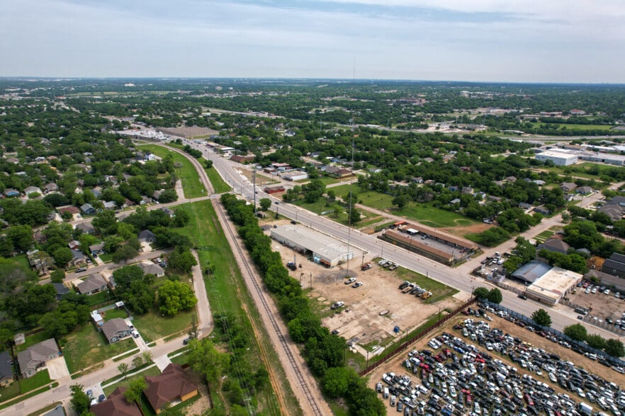 More Photos Of 2100 S Riverside Dr, Fort Worth Distribution For Lease