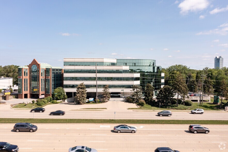 More Photos Of 17W220 22nd St, Oakbrook Terrace Office For Lease