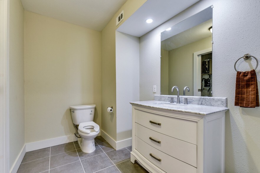 More Photos Of 2111 W Slaughter Ln, Austin Office For Lease