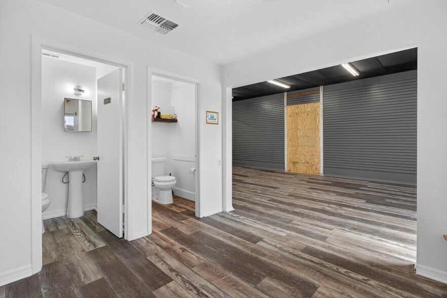 More Photos Of 18508-18510 US Highway 19, Hudson Light Manufacturing For Lease