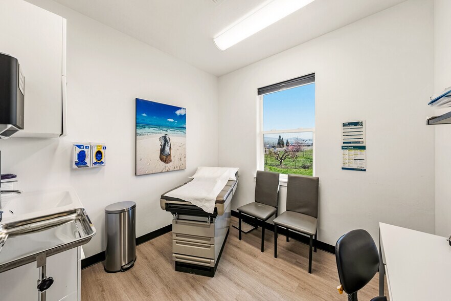 More Photos Of 296 S Pacific Hwy, Talent Medical For Sale