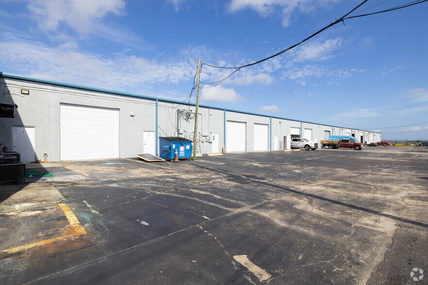 More Photos Of 3899 Ulmerton Rd, Clearwater Storefront For Lease