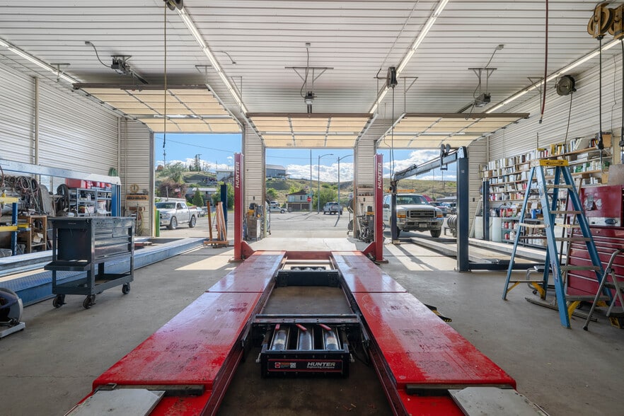More Photos Of 402 N Pyfer St, Whitehall Office For Sale