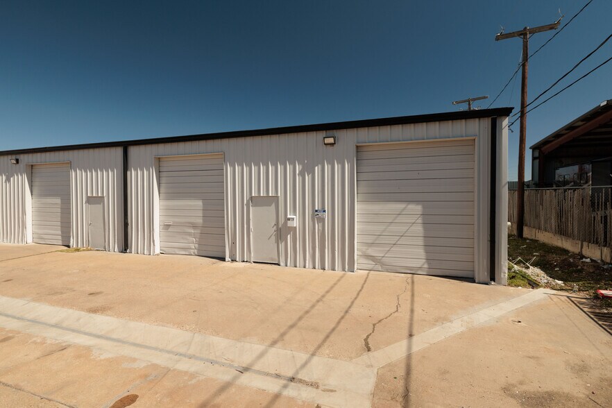 More Photos Of 4404-4412 Glenview Dr, Haltom City Warehouse For Lease