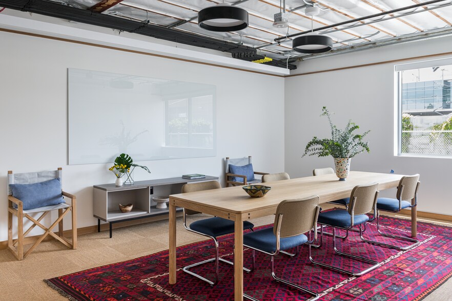 More Photos Of 3000 W Olympic Blvd, Santa Monica Office For Lease