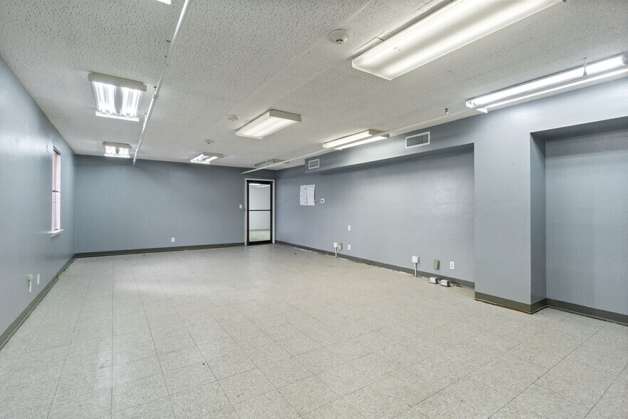 More Photos Of 5262 N Blackstone Ave, Fresno Flex For Lease