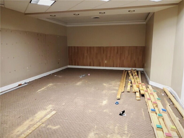 More Photos Of 2425 Hyde Park Blvd, Niagara Falls Freestanding For Lease