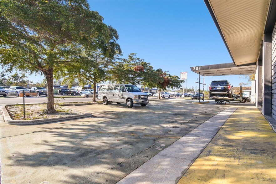 More Photos Of 2011 9th St, Bradenton Freestanding For Sale