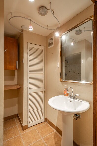 More Photos Of 815 S Dunivin Ln, Dewey Office For Sale