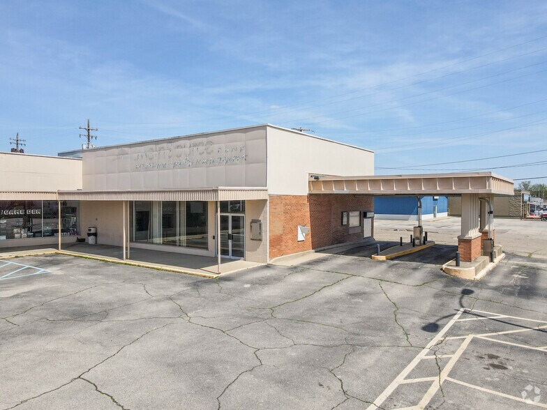More Photos Of 206 W 30th St, Connersville Unknown For Lease