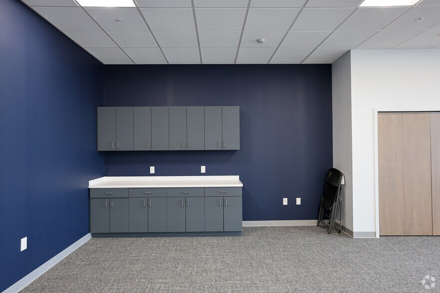 More Photos Of I-71 & I-76 Hwy, Burbank Industrial For Lease