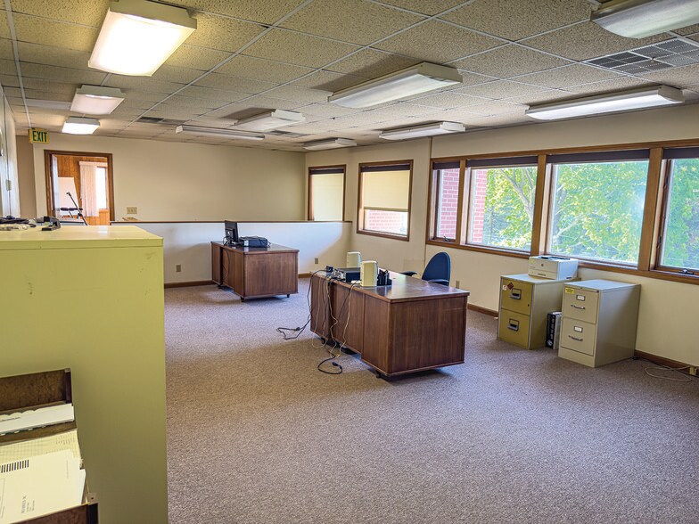 More Photos Of 3154 Depot st, Wawaka Office For Sale