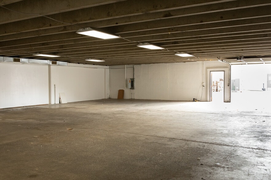 More Photos Of 9003-9017 W 51st St, Merriam Warehouse For Lease