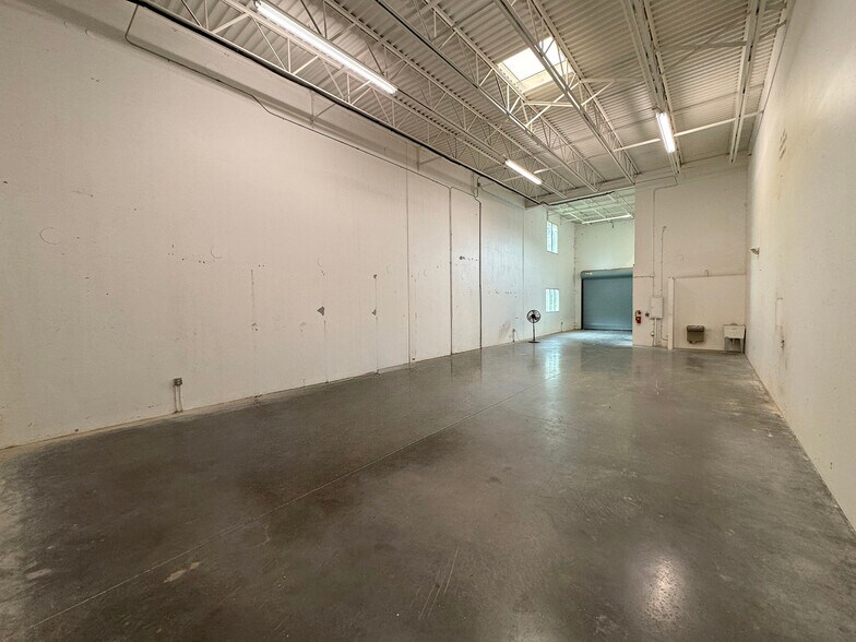 More Photos Of 1520 SE Niemeyer Cir, Port Saint Lucie Warehouse For Lease