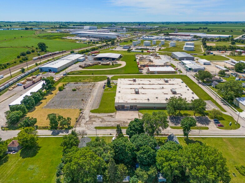 More Photos Of 200 E Avenue G, Rochelle Manufacturing For Sale