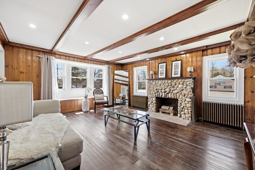 More Photos Of 749 E Main St, Kings Park Office For Sale