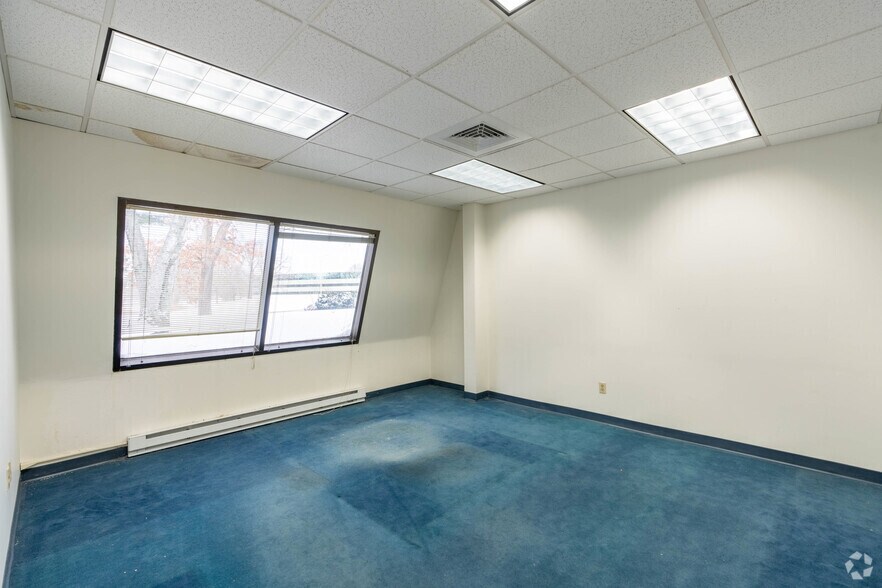 More Photos Of 8 Griffin Rd N, Windsor Office For Sale